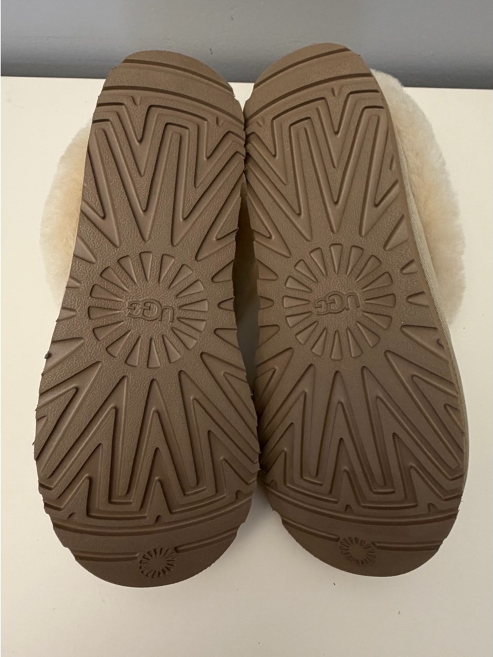 UGG Sand Shearling Clog Slippers Size 9 Womens - Picture 9 of 12